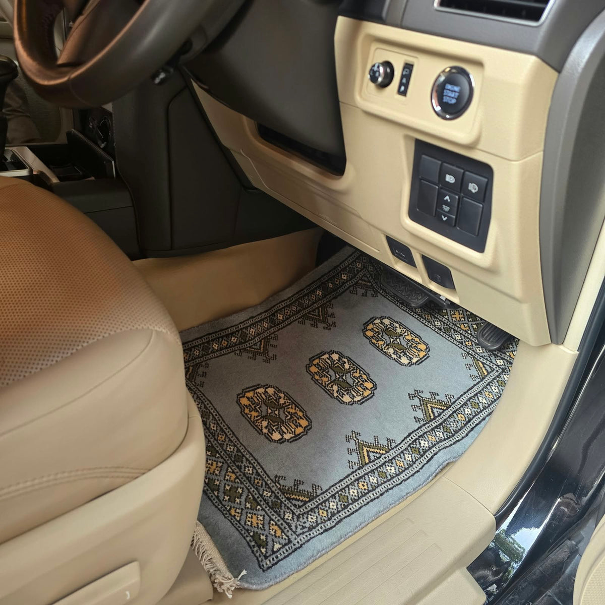 Gray cotton and wool car mat with geometric elephant foot pattern