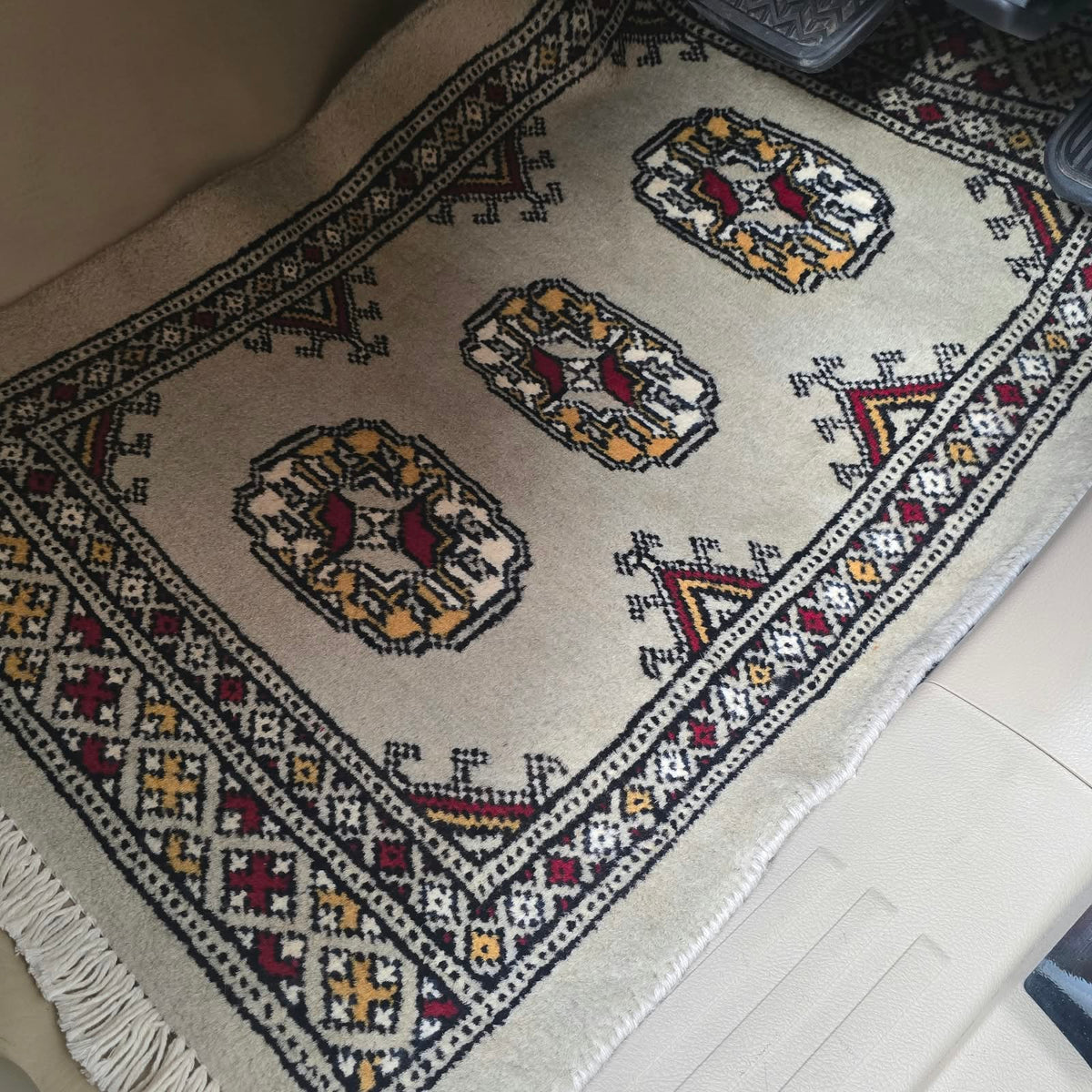 Beige cotton and wool car mat with geometric elephant foot pattern